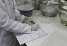 Técnici de ainia trabajando con plásticos