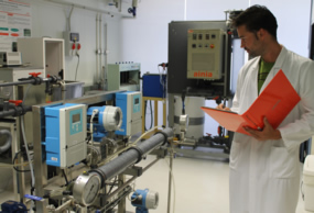 técnico de ainia en la planta piloto de Aguas