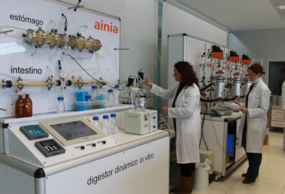 técnico de ainia trabajando en la biodisponibilidad de un alimentos a través del Digestor dinámico in vitro 