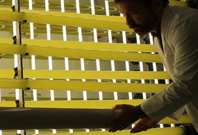 Técnico de AINIA en planta piloto de microalgas
