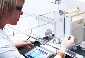 Técnico de Mettler Toledo, asociado a ainia centro tecnológico, trabajando en un laboratorio de control