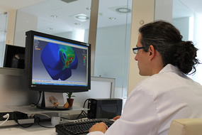 Técnico de AINIA trabajando en la reducción de espesores de envases alimentarios