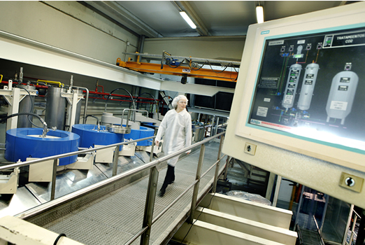 Planta industrial de Fluidos Supercríticos de AINIA Centro Tecnológico, en un momento de trabajo