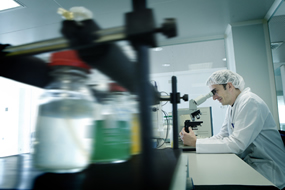 Técnico trabajando en la planta de bioproducción de AINIA Centro Tecnológico