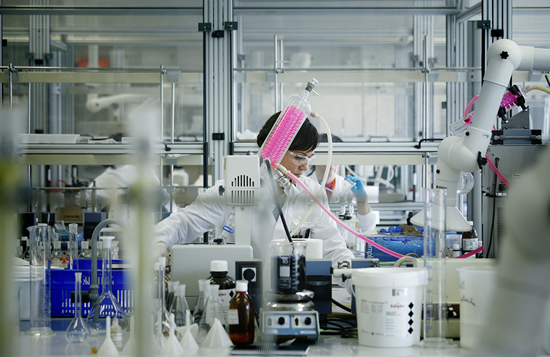 Analista del laboratorio físico-químico de AINIA Centro Tecnológico, trabajando en un control de alimentos