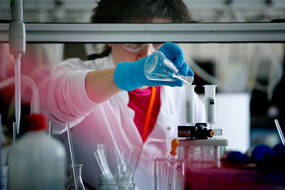 Una técnico, trabajando en el laboratorio físico-químico de AINIA Centro Tecnológico. Los laboratorios de control de AINIA cuentan con un importante número de ensayos acreditados por ENAC para el análisis de alimentos y aguas.