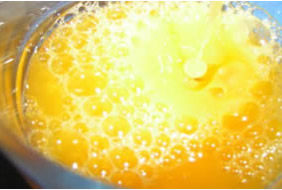 Imagen de un zumo de frutas. La innovación en biopolímeros es una apuesta del sector de zumos en Europa