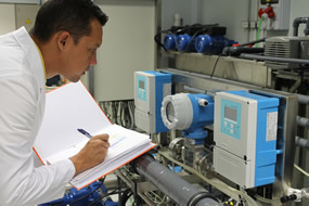 Técnico de AINIA, trabajando en la planta piloto de aguas en un proyecto de I+D. Innovación en la industria alimentaria