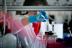 Una analista, trabajando en el laboratorio de química de AINIA Centro Tecnológico. Seguridad Alimentaria