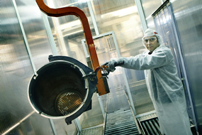 Un momento de trabajo en la planta de Altex de AINIA: Extracción con CO2 supercrítico