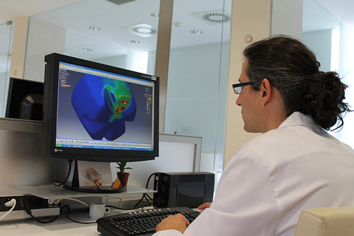 Técnico de AINIA trabajando en un estudio de resistencia y puntos críticos de envases