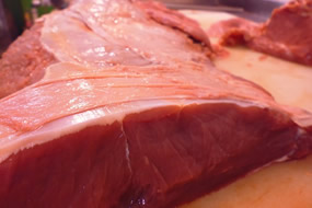 El control de calidad y seguridad alimentaria de carne fresca (en la foto) tiene un gran aliado con la tecnología de la visión hiperespectral. En AINIA Centro Tecnológico somos especialistas en su aplicación a procesos productivos de industrias cárnicas