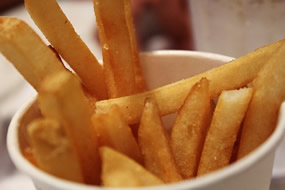 Imagen de patatas fritas. Las patatas fritas son uno de los alimentos en los que la EFSA ha realizado investigaciones sobre sus niveles de acrilamida. La Comisión Europea viene trabajando desde hace años en controlar la presencia de contaminantes en alimentos. Este es uno de los contaminantes en los que se está trabajando. Seguridad alimentaria.