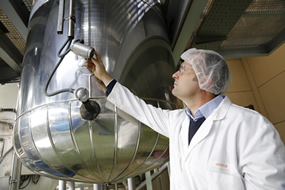 Técnico de AINIA trabajando en una extracción con C02 supercrítico