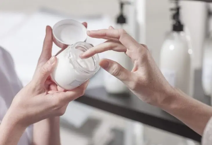 crema facial que contiene probíoticos para la piel.