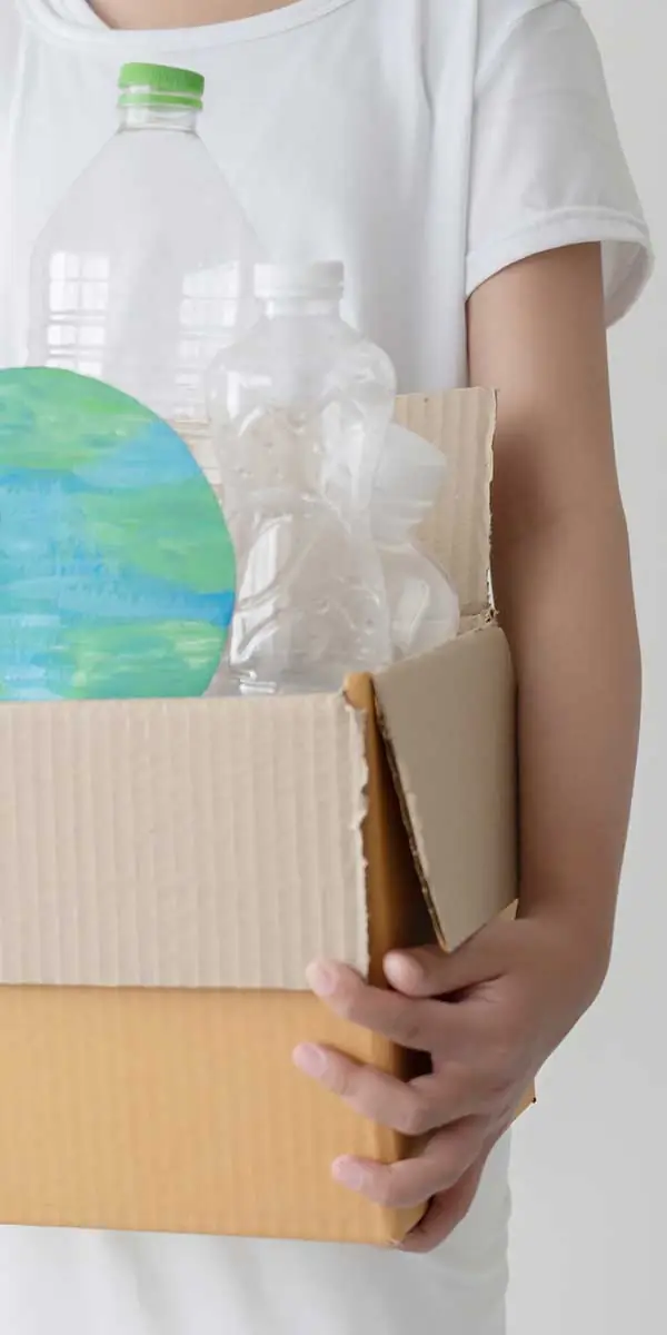 Reciclabilidad. Caja con envases plásticos