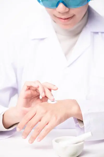 Investigación cosmética Investigador aplicando crema para comprobar efectividad del producto cosmético