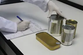 técnico de AINIA trabajando en los laboratorios de control. Ensayos de migraciones