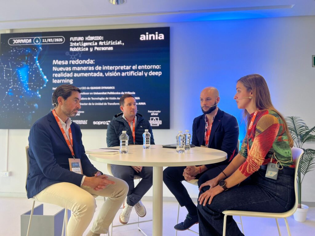 Mesa redonda sobre robótica, automatización y gestión del dato en la industria durante un evento de innovación en AINIA