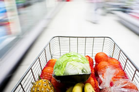 Imagen de un carro de la compra, en un supermercado, con productos de alimentación. Tendencias consumidor: En Navidad aumenta el consumo de alimentos. 