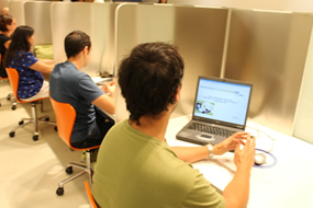 Consumidores, en un test de aceptación de producto en Consumolab Madrid, el centro AINIA especializado en el estudio del consumidor aplicando el análisis sensorial