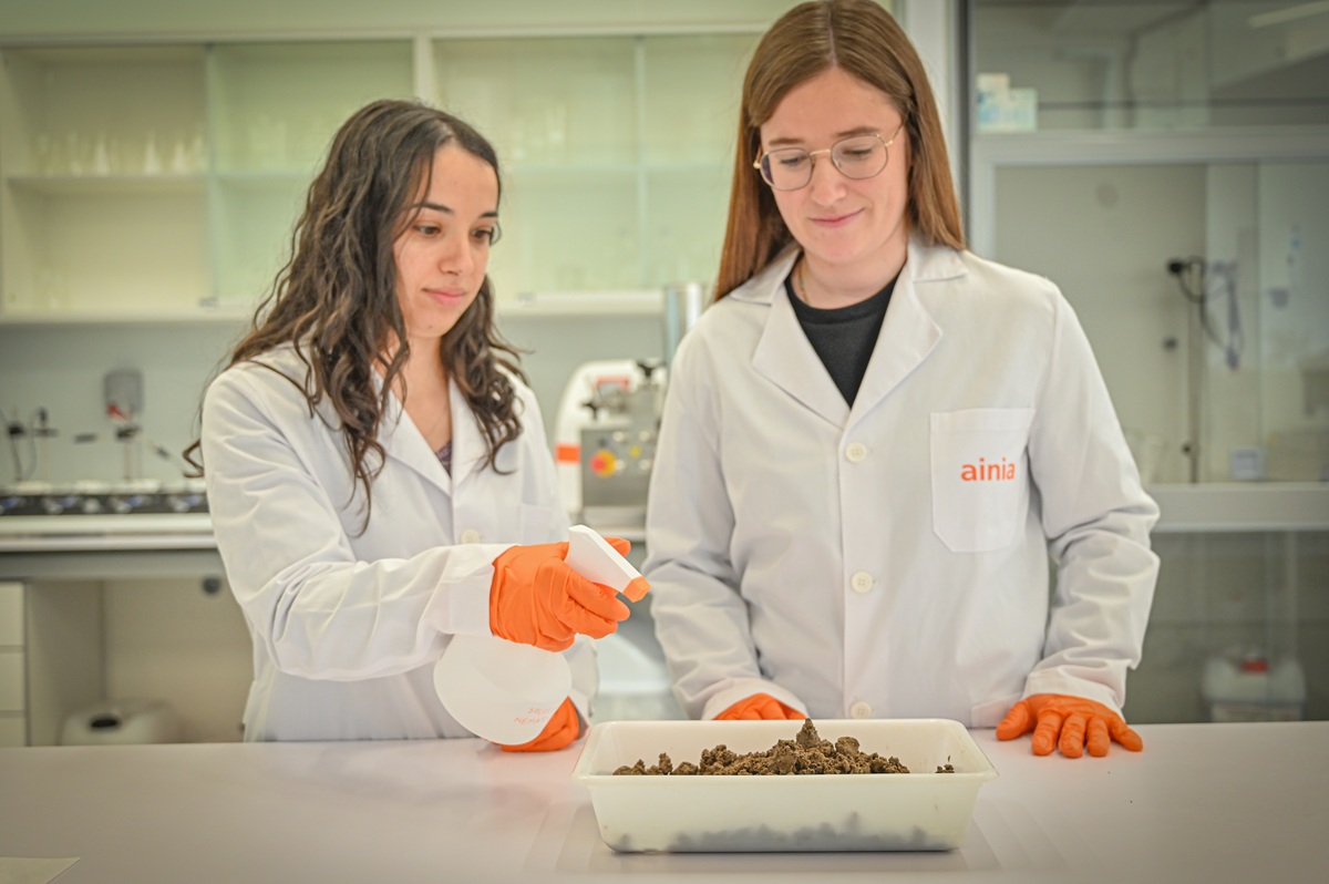 Dos investigadoras de AINIA trabajan con una muestra de suelo en el laboratorio