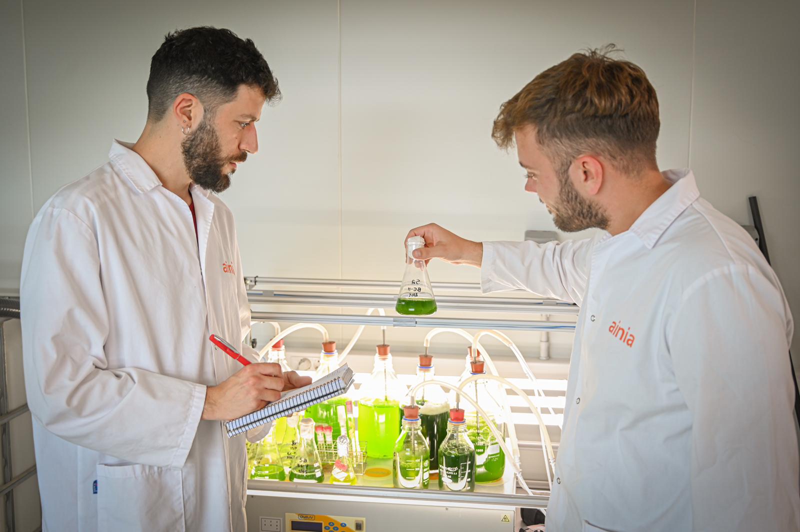 tecnico medioambiente AINIA planta microalgas