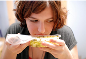 Una consumidora, probando un producto alimenticio